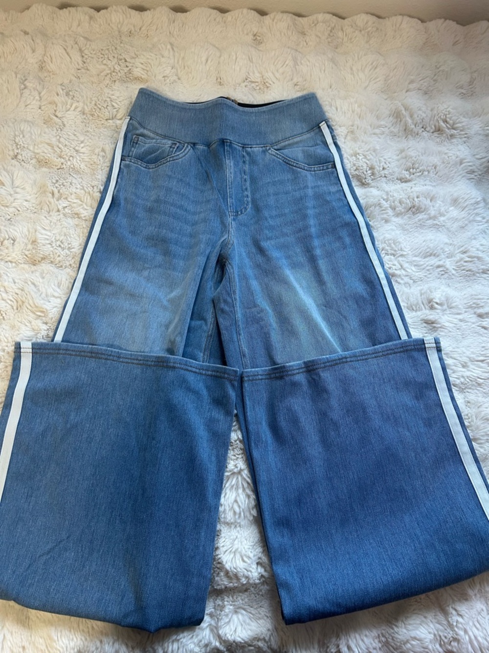 HALARA Blue Wide-Leg Jeans with White Side Stripe